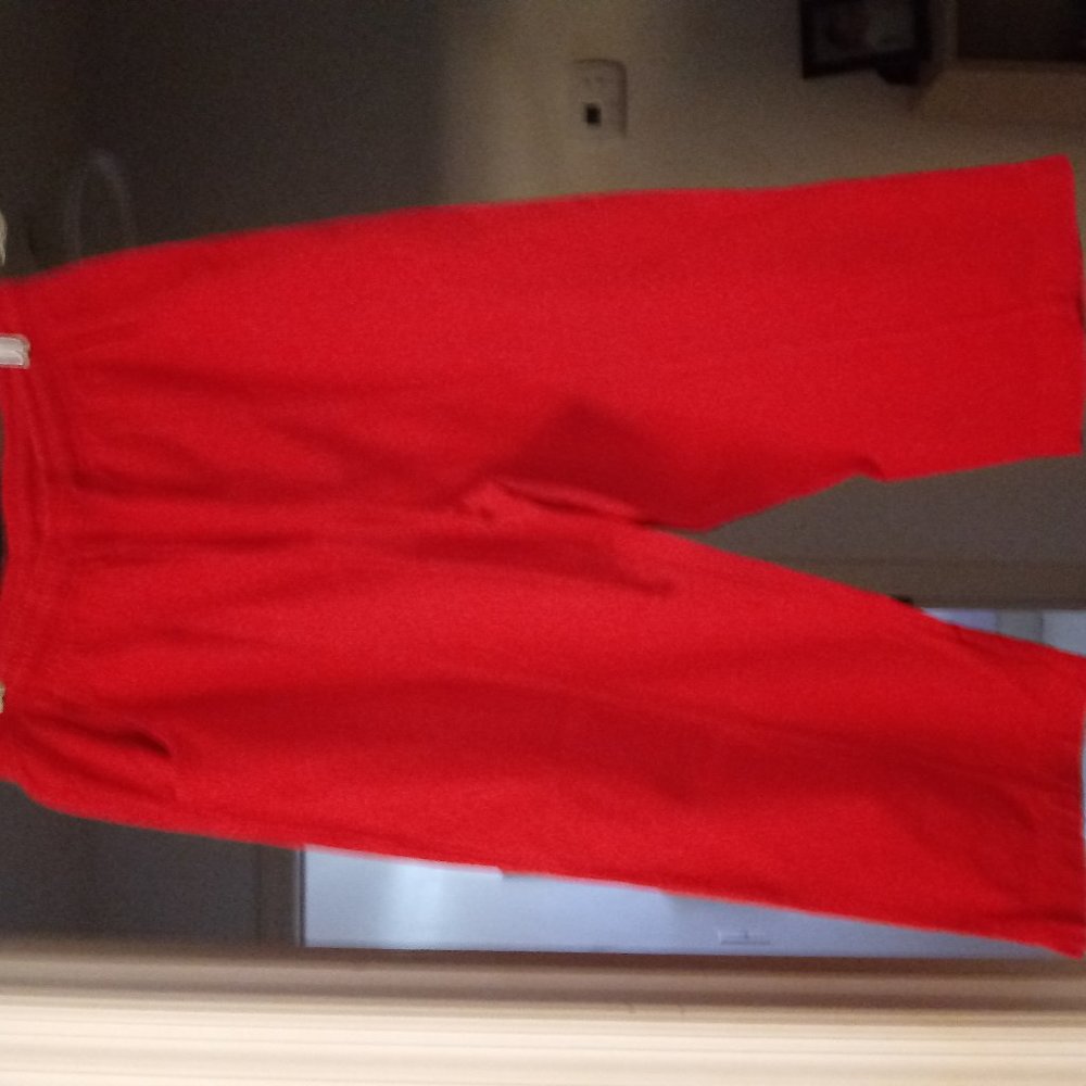 red capris, elastic waistband, drawstring,,pockets